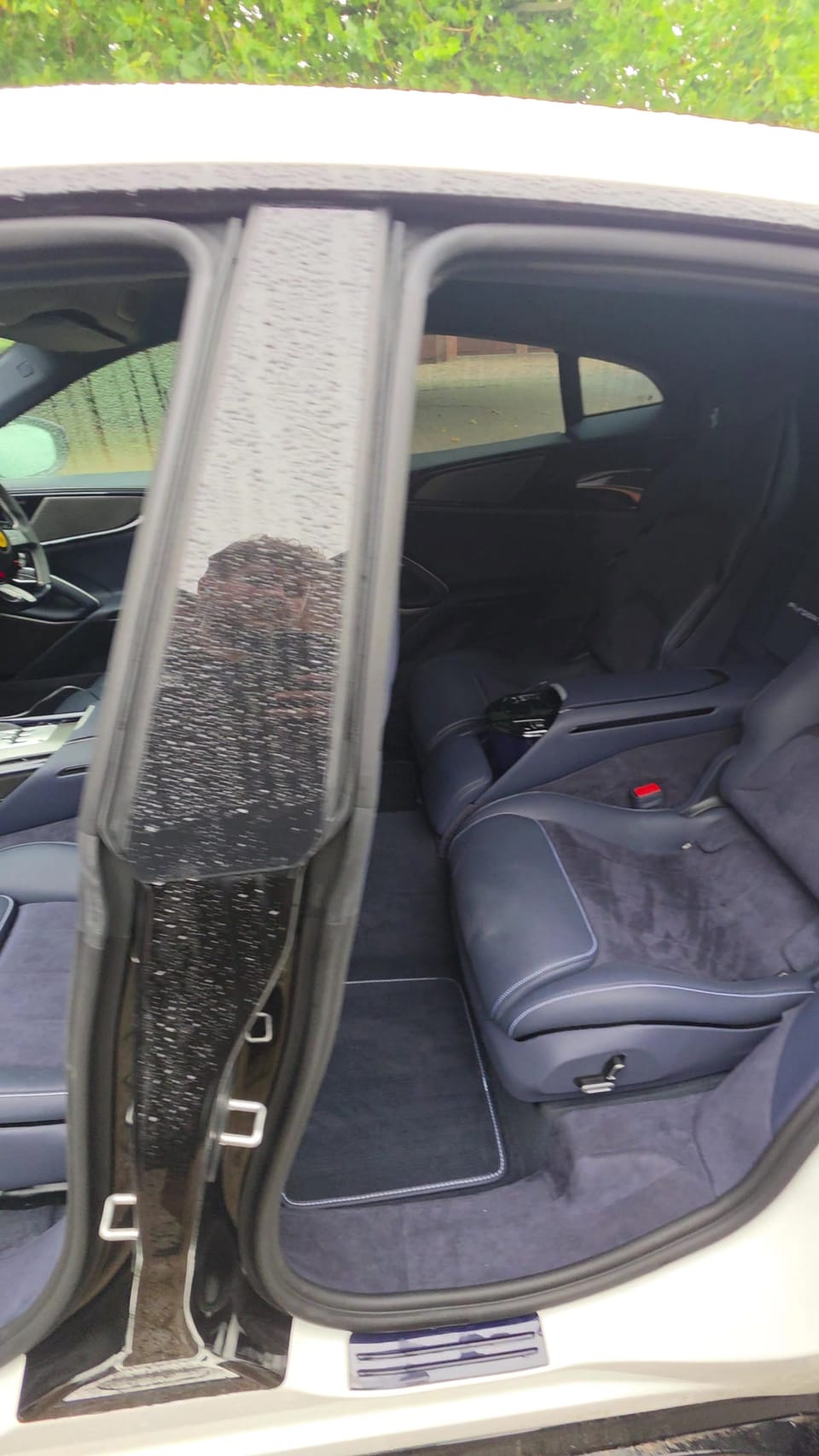 Rear seat and door shut of the Purosangue after the maintenance valet - Alcantara brushed, leather left matt